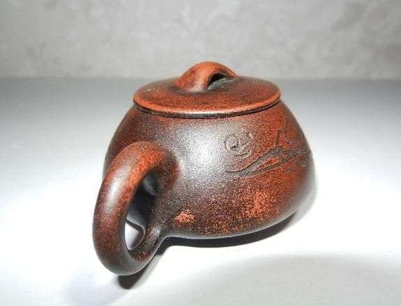 宜興三足紫砂壷（底款「盤君製陶」、高さ４ｃｍ、幅幅８．５ｃｍ、容量３５ｃｃ）