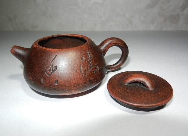 宜興三足紫砂壷（底款「盤君製陶」、高さ４ｃｍ、幅幅８．５ｃｍ、容量３５ｃｃ）