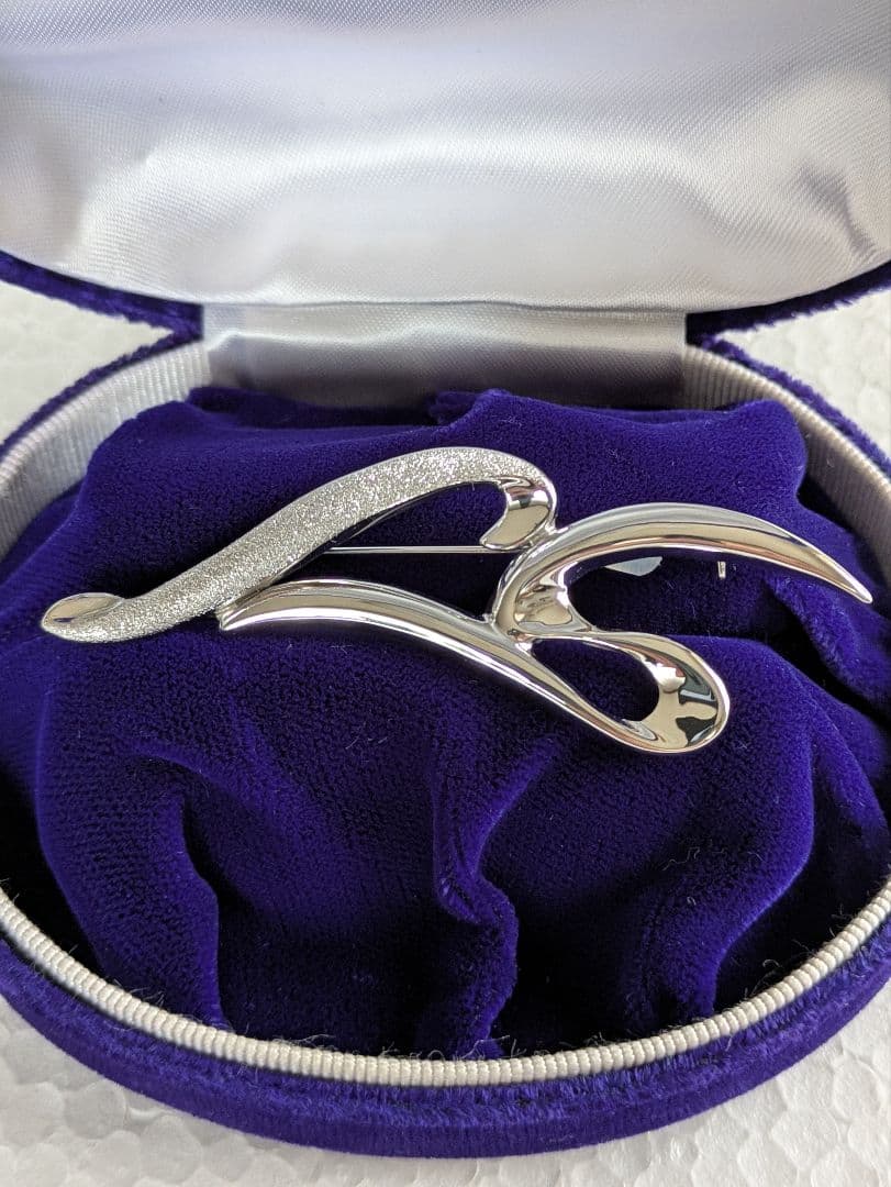 高島屋 ホワイトゴールドブローチ 流線型 デザイン