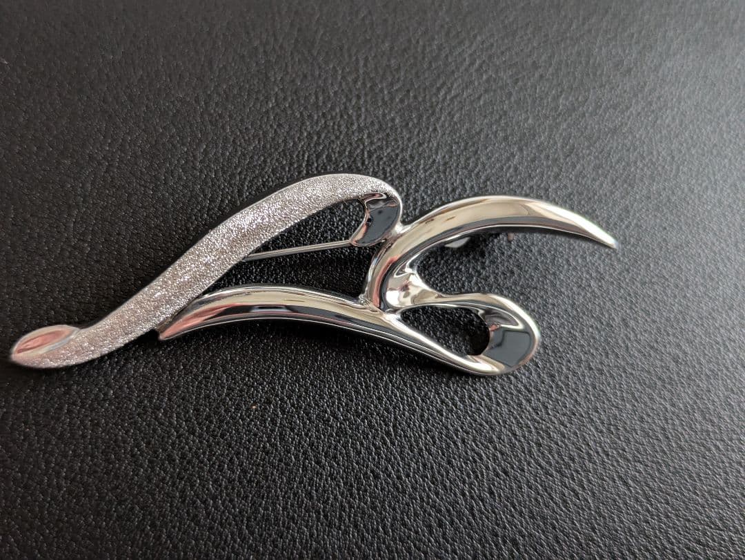 高島屋 ホワイトゴールドブローチ 流線型 デザイン
