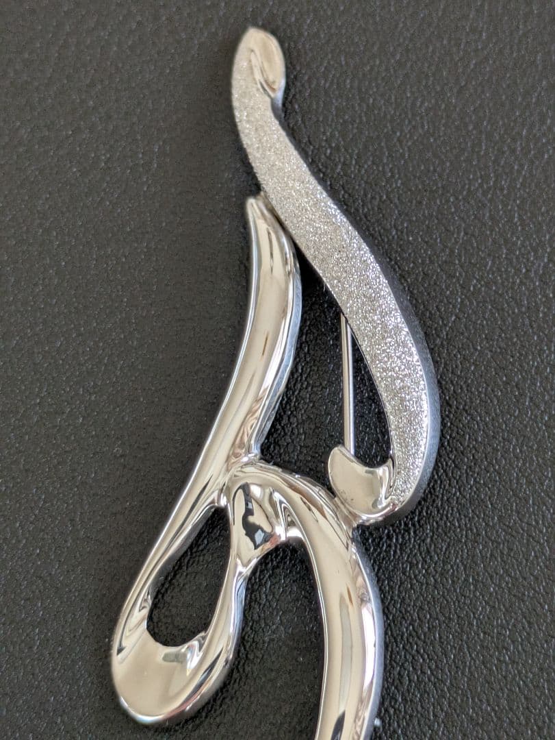 高島屋 ホワイトゴールドブローチ 流線型 デザイン