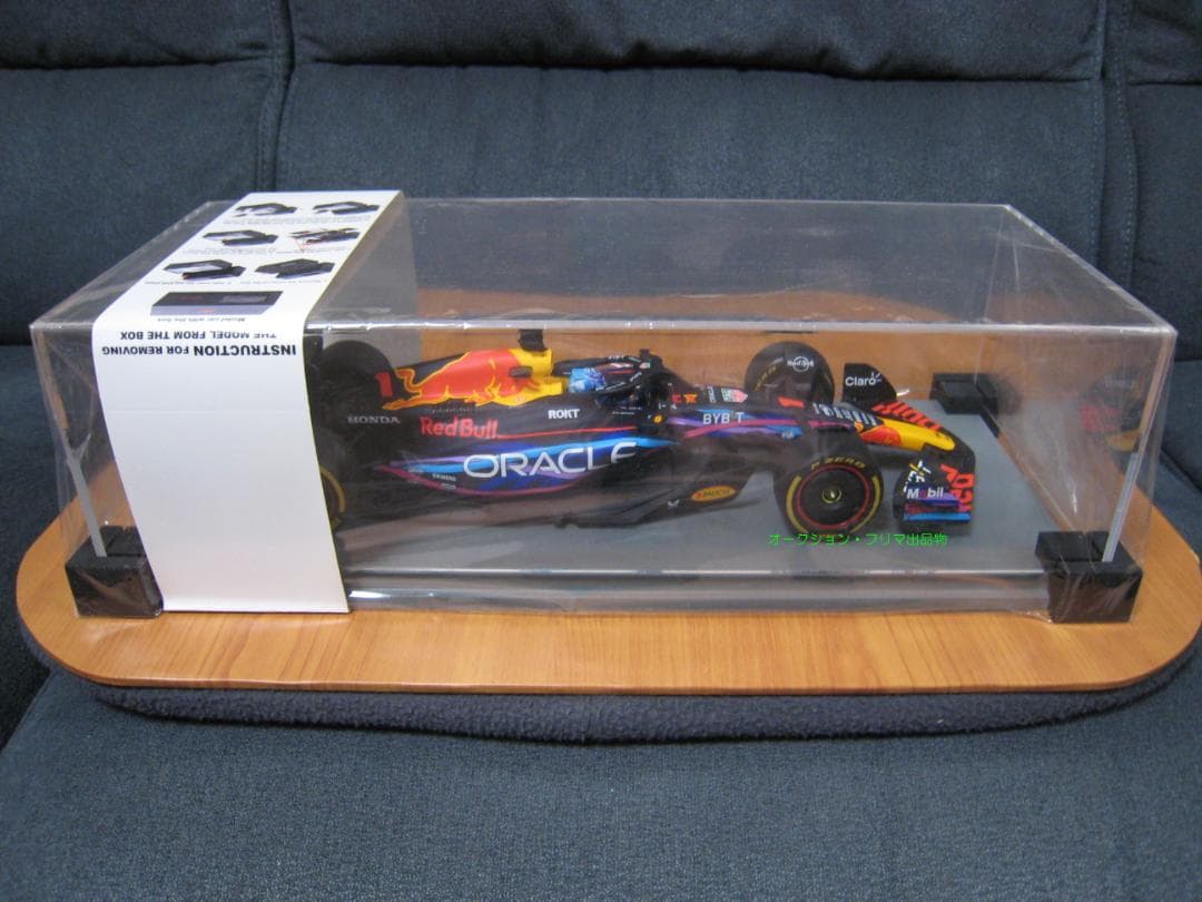 レッドブルRB19　マイアミGP仕様　スパーク1/18モデル　フェルスタッペン