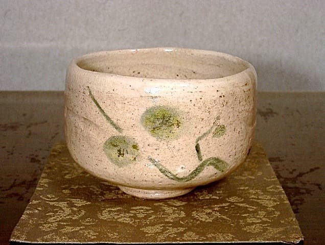 後楽園焼　田中坡石 作　梅花絵　堀江義子画　茶碗　共箱　無傷　保証。