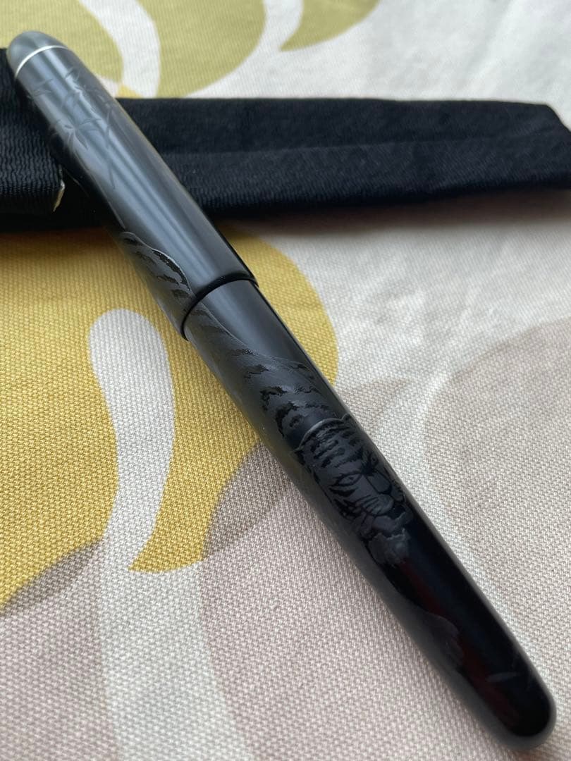 プラチナ万年筆　漆黒　闇鋭竹虎王図