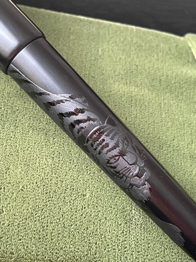 プラチナ万年筆　漆黒　闇鋭竹虎王図