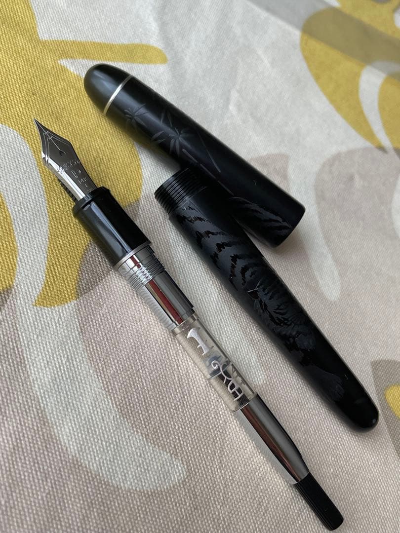 プラチナ万年筆　漆黒　闇鋭竹虎王図