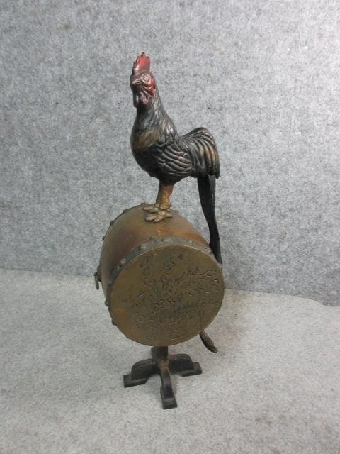鉄製太鼓に尾長鶏置物 [B24963]