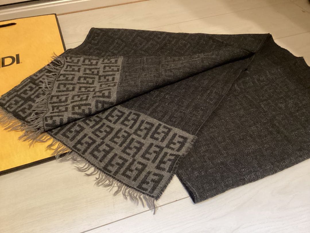 美品フェンディFENDI ロゴ入り グレー マフラー本物