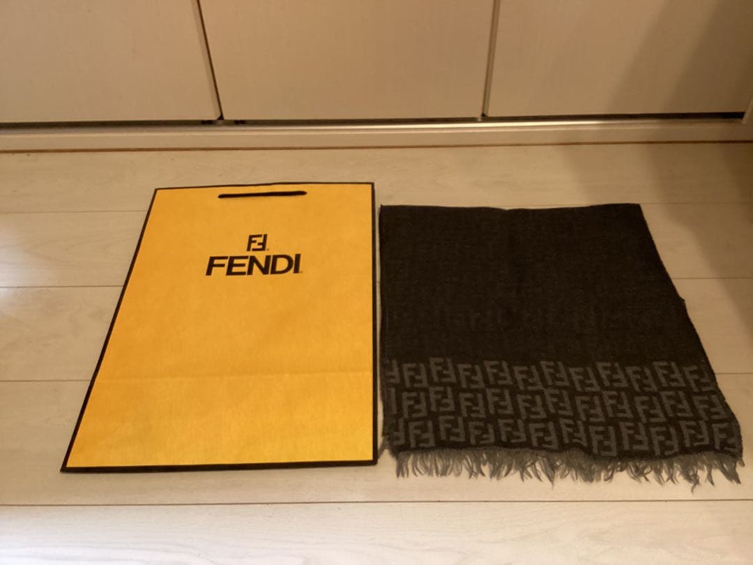 美品フェンディFENDI ロゴ入り グレー マフラー本物