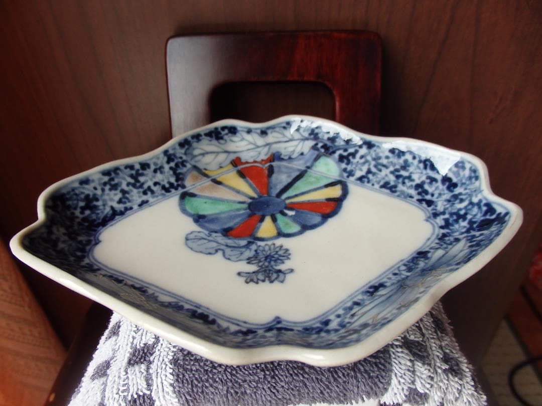 江戸中期　古伊万里　金襴色絵染付　花唐草　菱形皿　成化年製銘