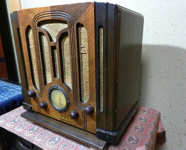 松下無線（株）製昭和レトロなミゼット型真空管ラジオＫ－３０（下の架台は商品外）