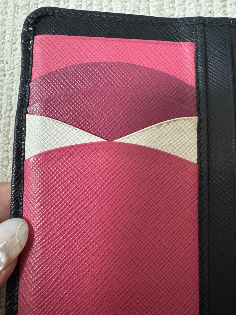 PRADA 二つ折り財布 黒