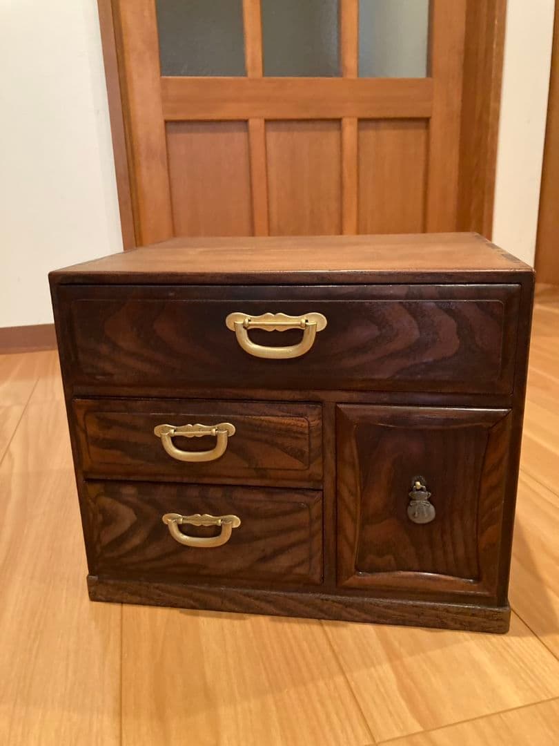 松平家　時代箪笥 （化粧箱）