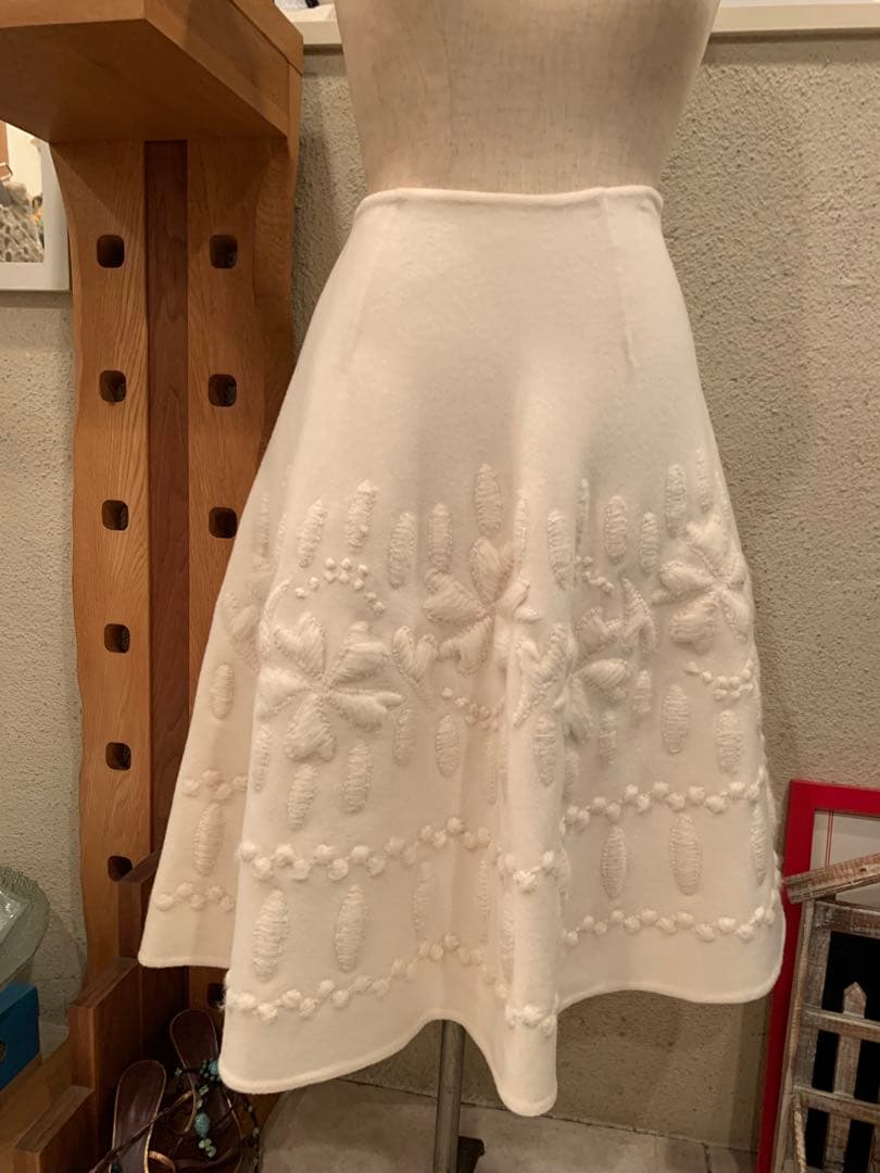 エルマンノシェルビーノ　40 刺繍ホワイトフレアスカート