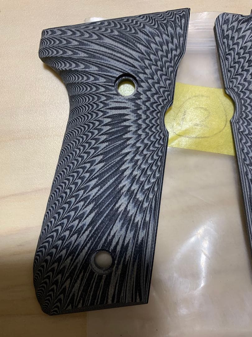 新品 ベレッタ G10素材グリップ　グレーサムライエッジ風制作