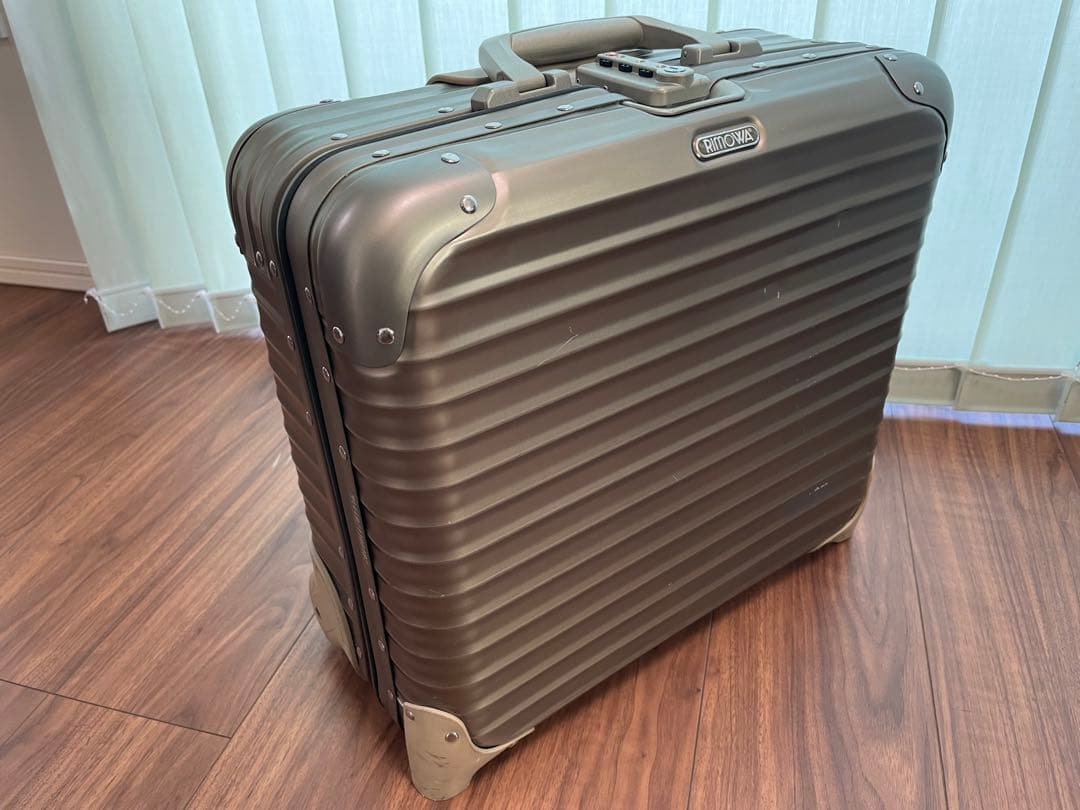 リモワ トパーズ チタニウム ビジネストロリー 28L 2輪