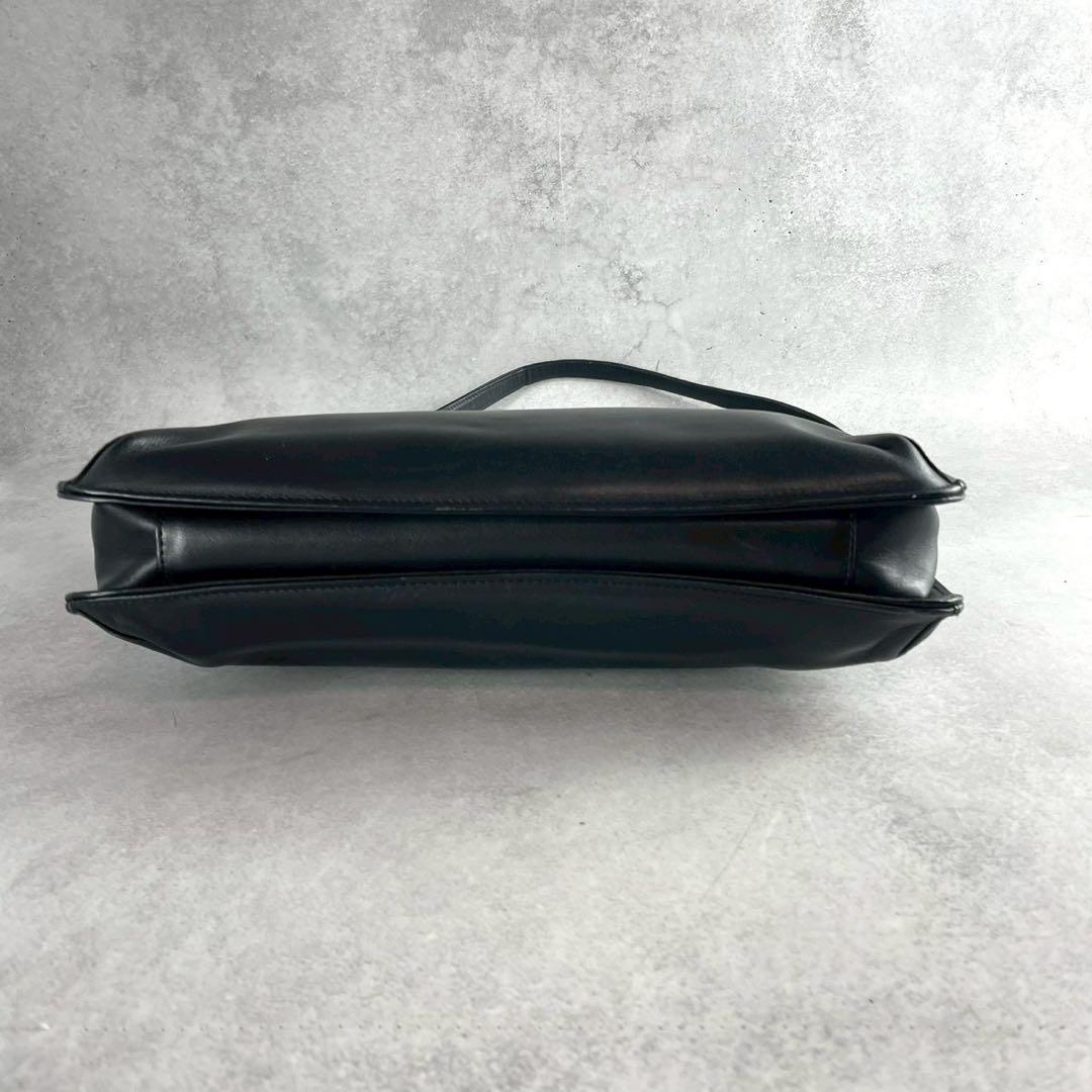 美品 ジバンシー ショルダーバッグ ロゴ金具 オールレザー フラップ ブラック