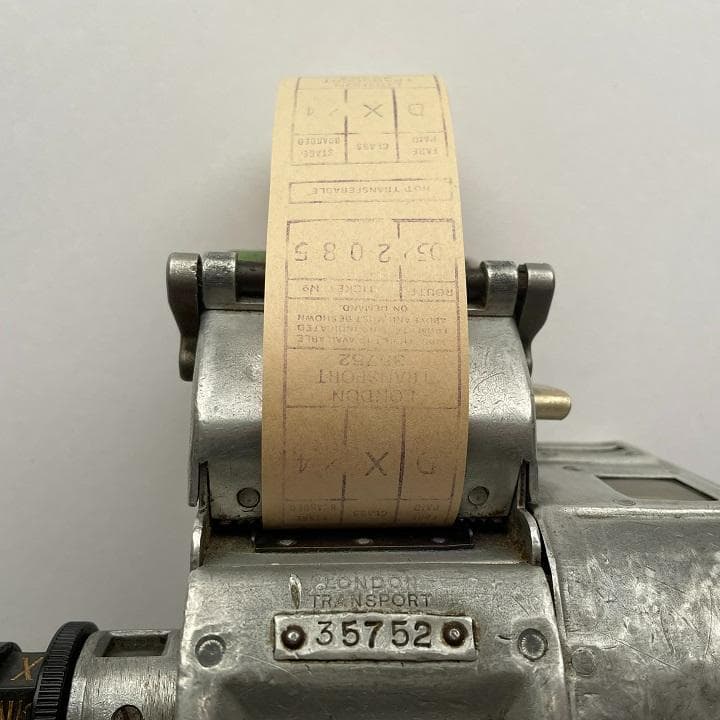 ロンドンのバスで車掌が使っていた発券機 (GIBSON A14)
