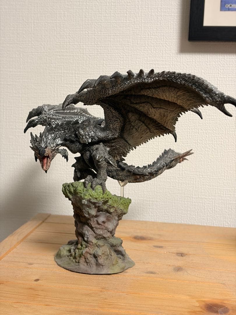 美品 クリエイターズモデル モンハン 銀リオレウス フィギュア