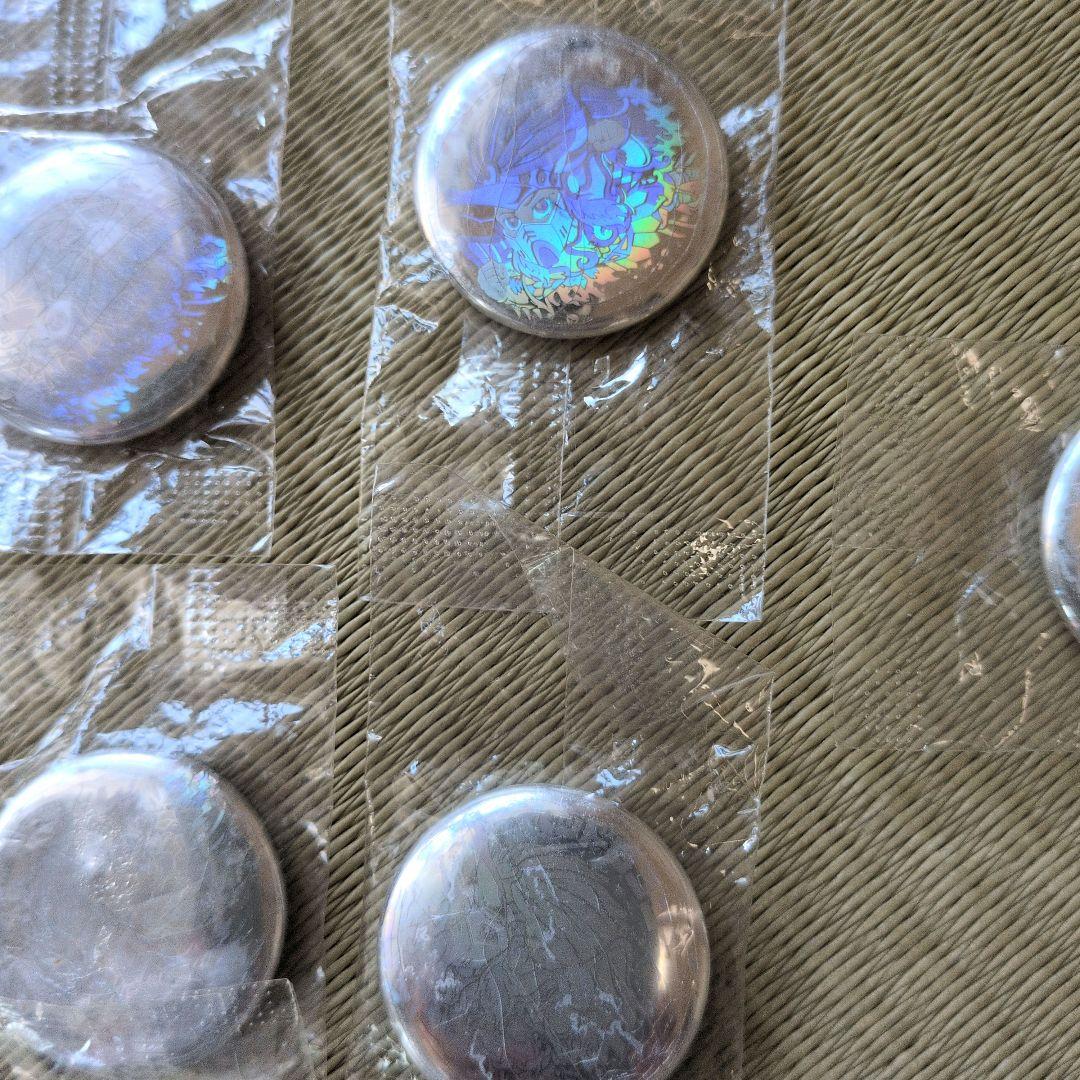 ブ*ー様 魔肖ネロ ホログラムピンバッジ & ヘッドロココ 6個セット