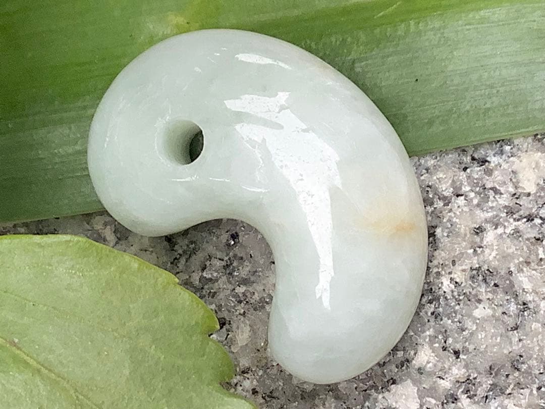 希少黄色味入り＊氷‼️ お守り*守護石に　一生物の本物糸魚川翡翠勾玉　鑑別書取得‼️