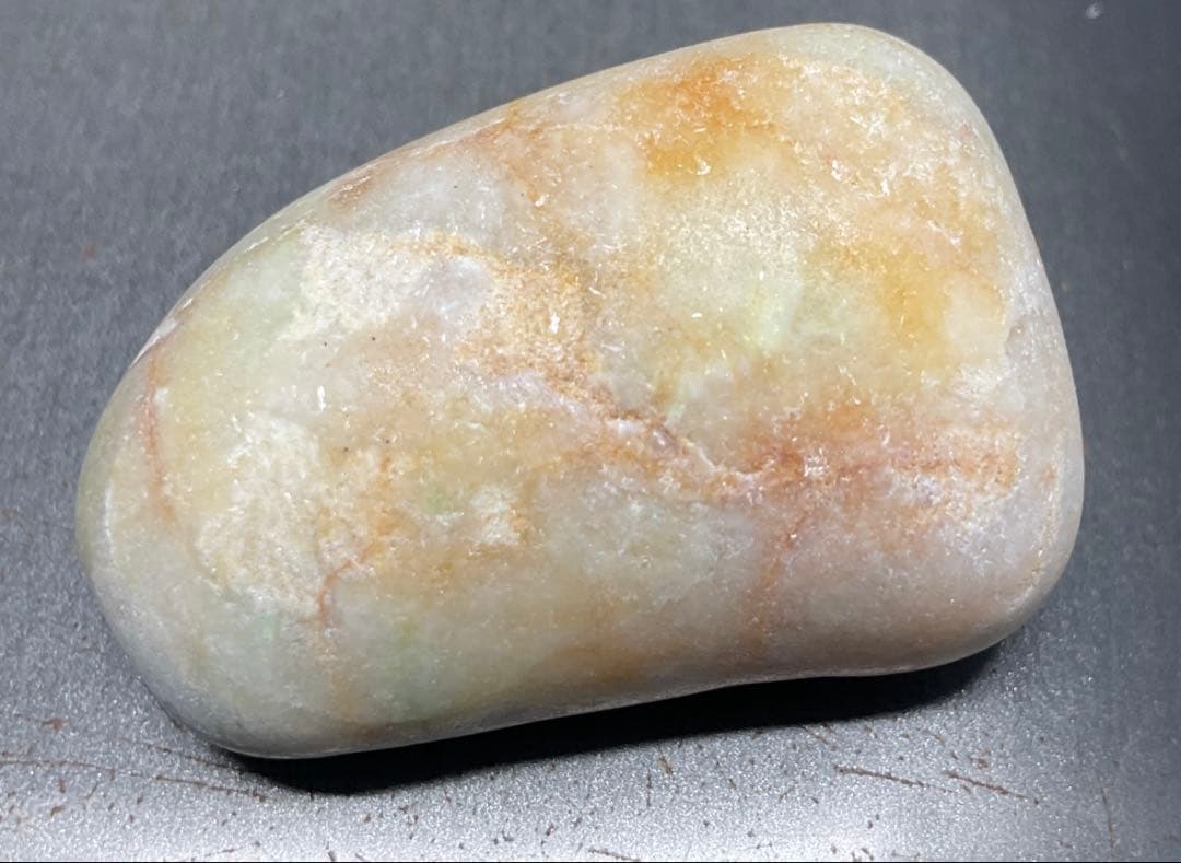 ［薄緑色に茶色い海焼け］　糸魚川翡翠海石38g ヒスイ　ひすい