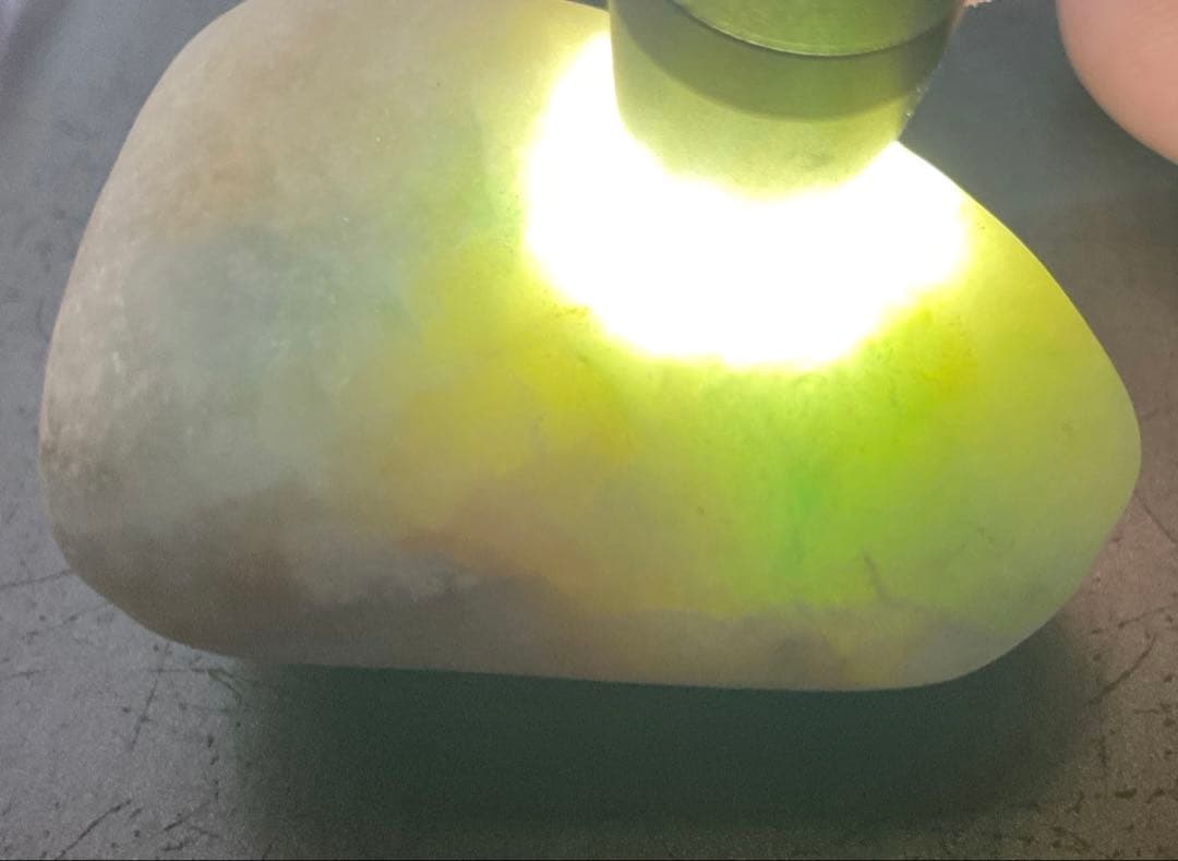 ［薄緑色に茶色い海焼け］　糸魚川翡翠海石38g ヒスイ　ひすい