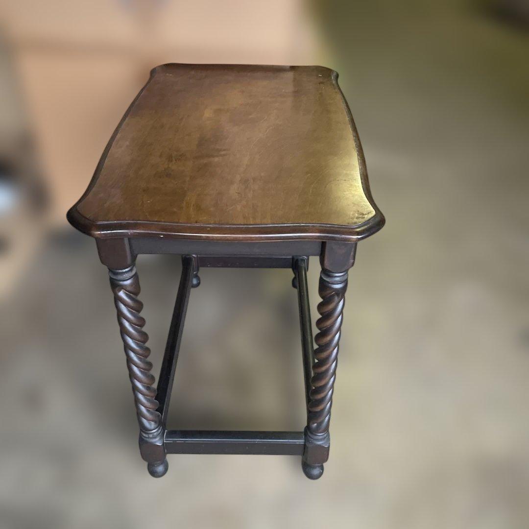 イギリスのアンティーク家具　ツイストレッグのオケージョナルテーブル