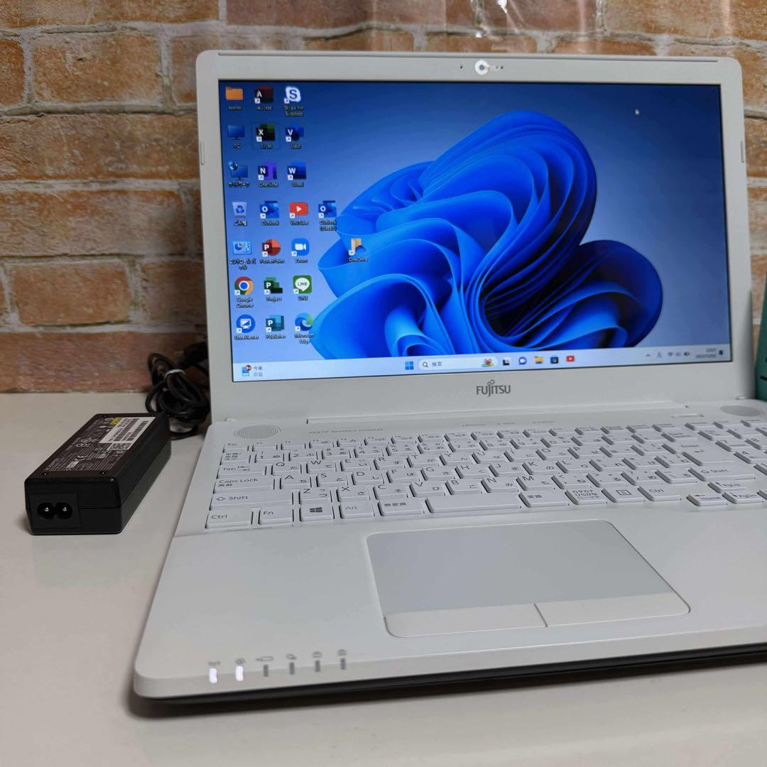 富士通ノートPC 高速起動SSD256GBメモリ8GWindows11 オフィス