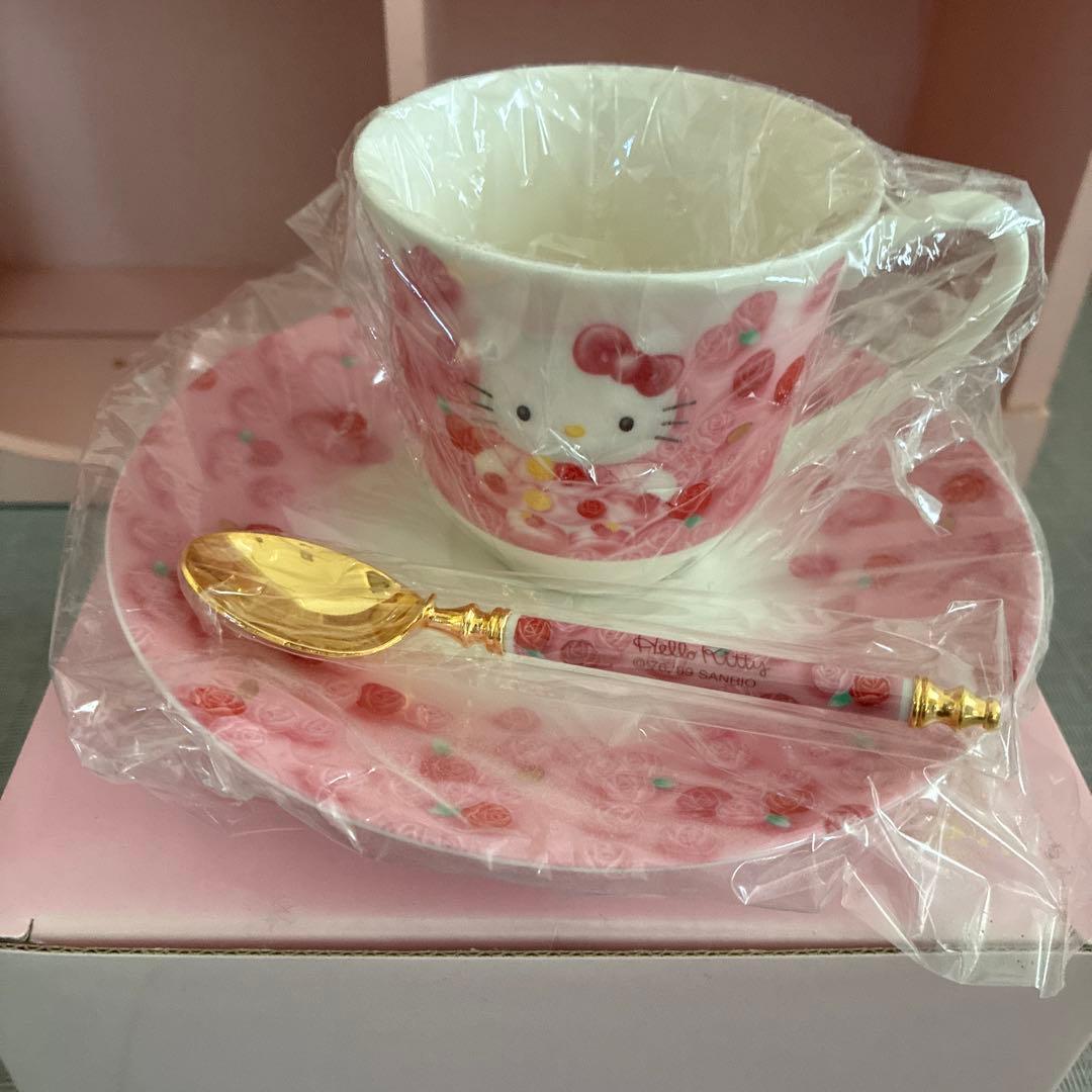 ハローキティ カップ&ソーサー6客セット収納棚付　バラ売り不可