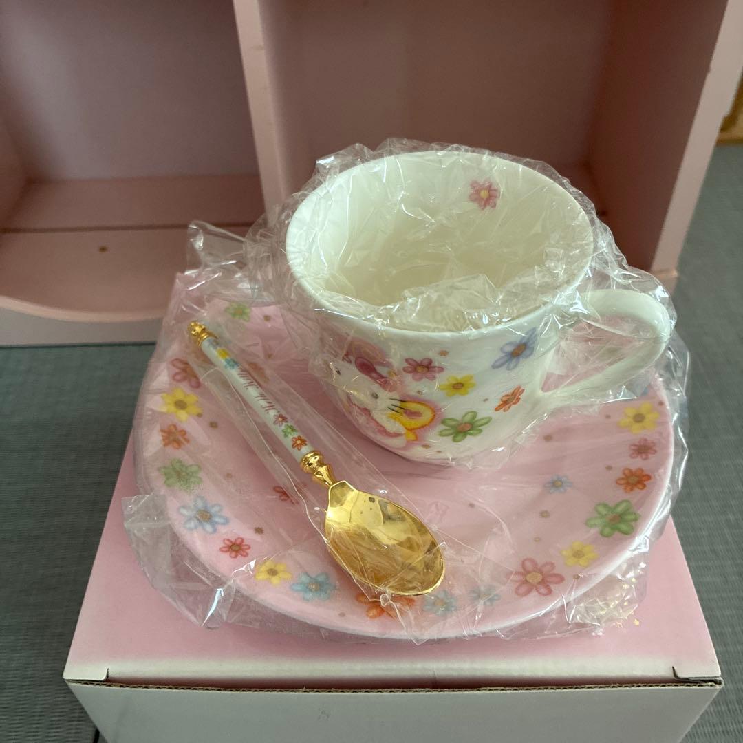 ハローキティ カップ&ソーサー6客セット収納棚付　バラ売り不可