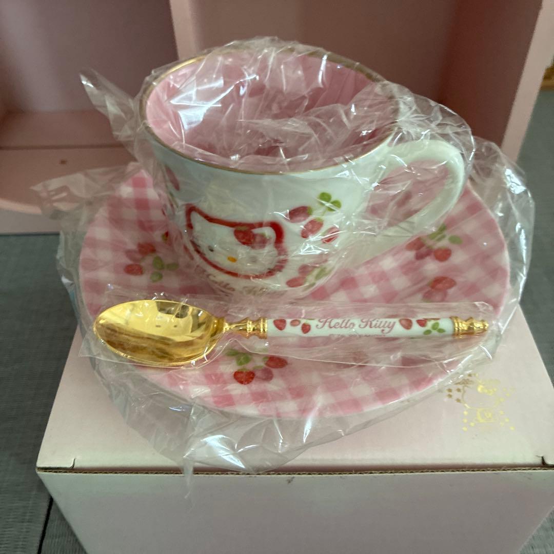 ハローキティ カップ&ソーサー6客セット収納棚付　バラ売り不可