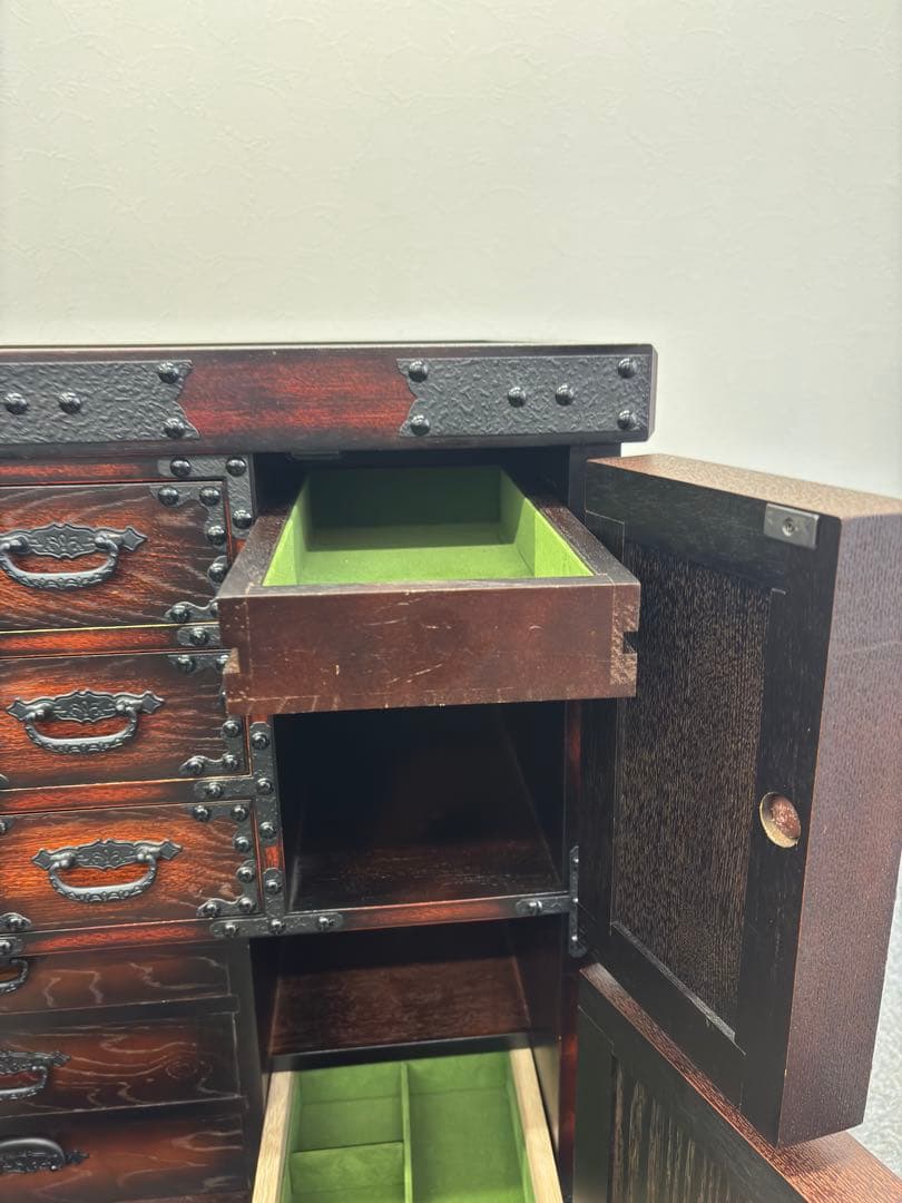 時代かまくら カラクリ箪笥 鎌倉彫 伝統的な日本の木製タンス