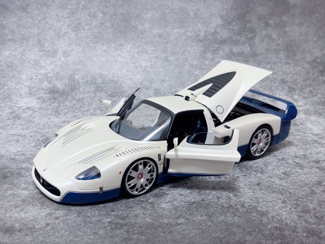 マテルエリート 1/18 マセラティ MC12　ホワイト/ブルー