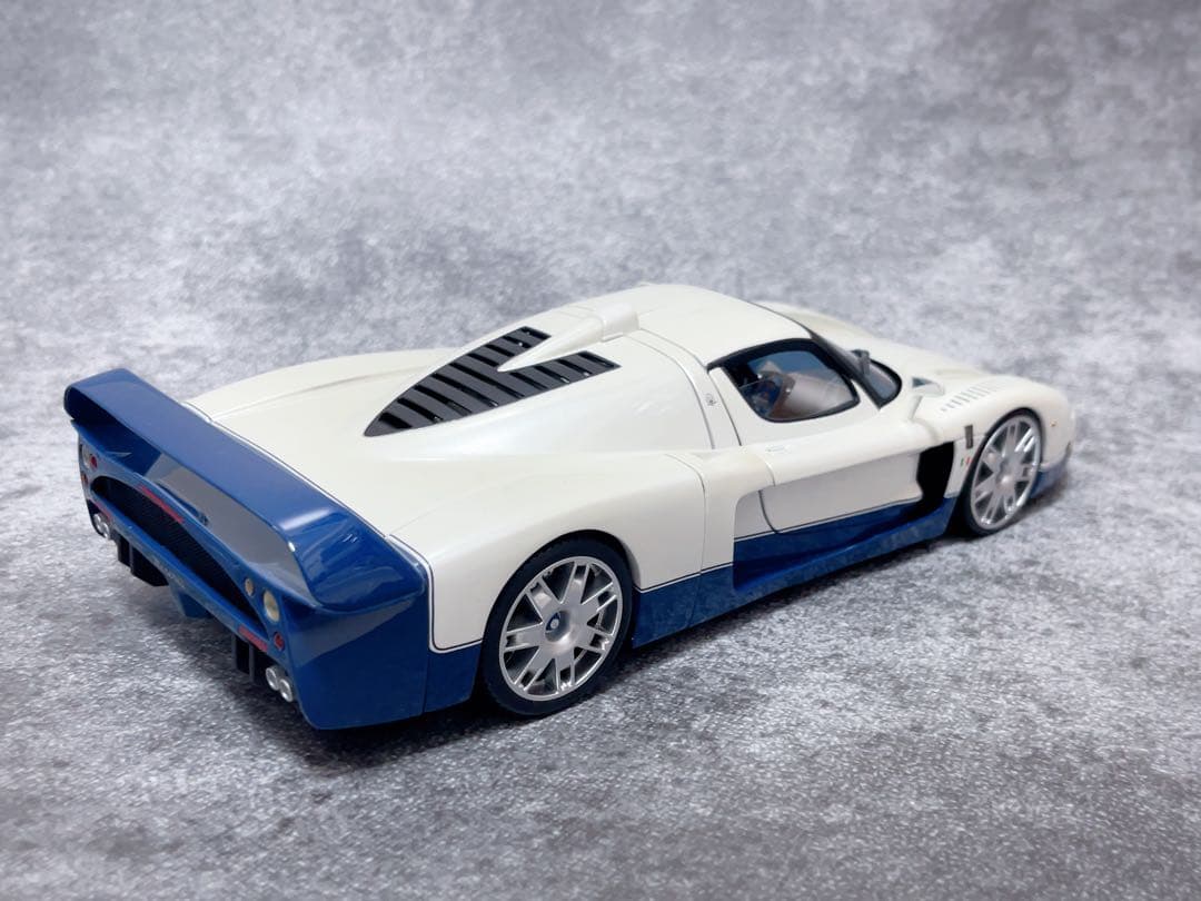マテルエリート 1/18 マセラティ MC12　ホワイト/ブルー