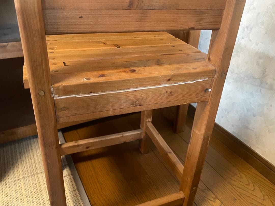 木製デスク 引き出しにハート型切り抜き