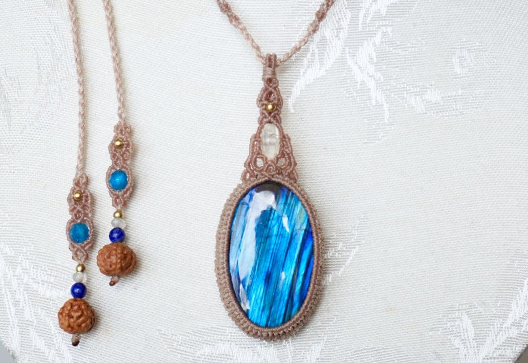《鮮烈な青》ラブラドライト　レインボームーンストーン　マクラメ　ネックレス