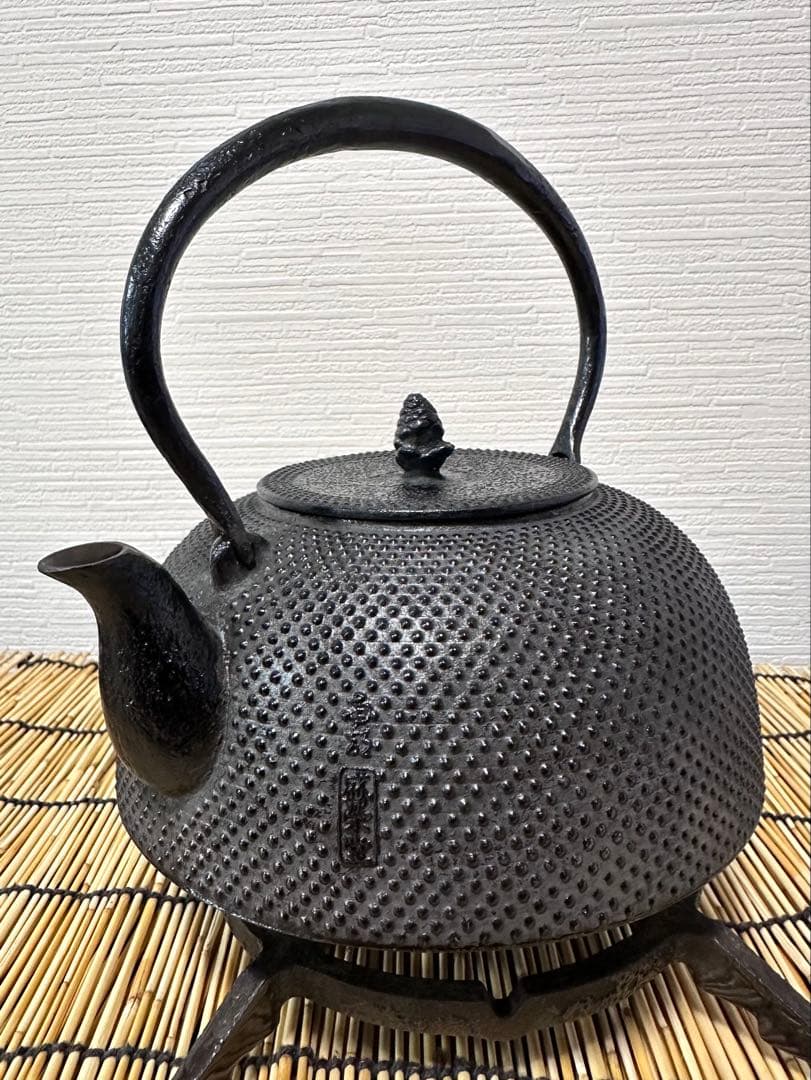 未使用保管品、栞付 南部盛栄堂造　１５型アラレ 鉄瓶 南部鉄瓶 南部鉄器　鉄瓶