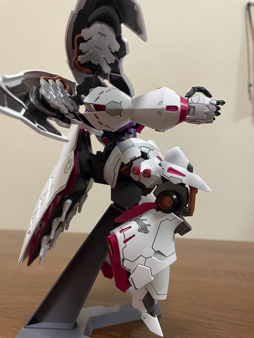 【完成品】海外製プラモデル 女王の乗り物 キュベレイ