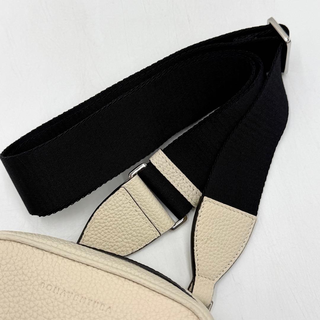 【極美品】ボナベンチュラ ボディバッグ パオロ クロスボディ レザー クリーム