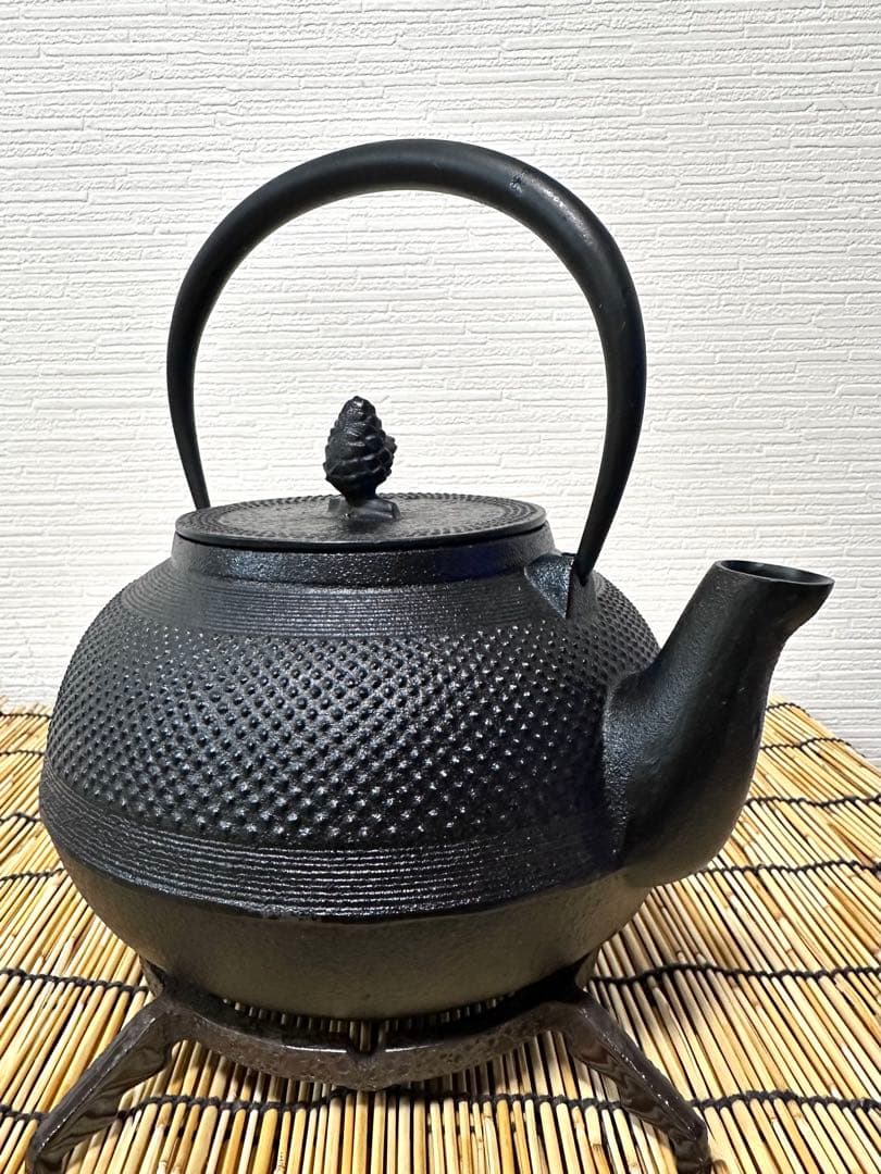 未使用品、供箱等付属品付　南部霞銘　南部池永造　２０型筋目アラレ　南部鉄瓶