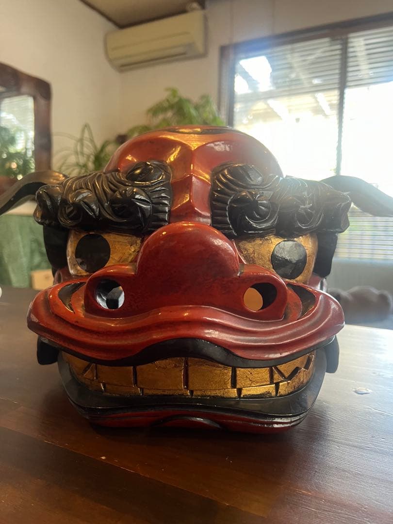 飛騨高山　木彫り　獅子舞　獅子頭 伝統的な獅子の面 赤黒金色装飾