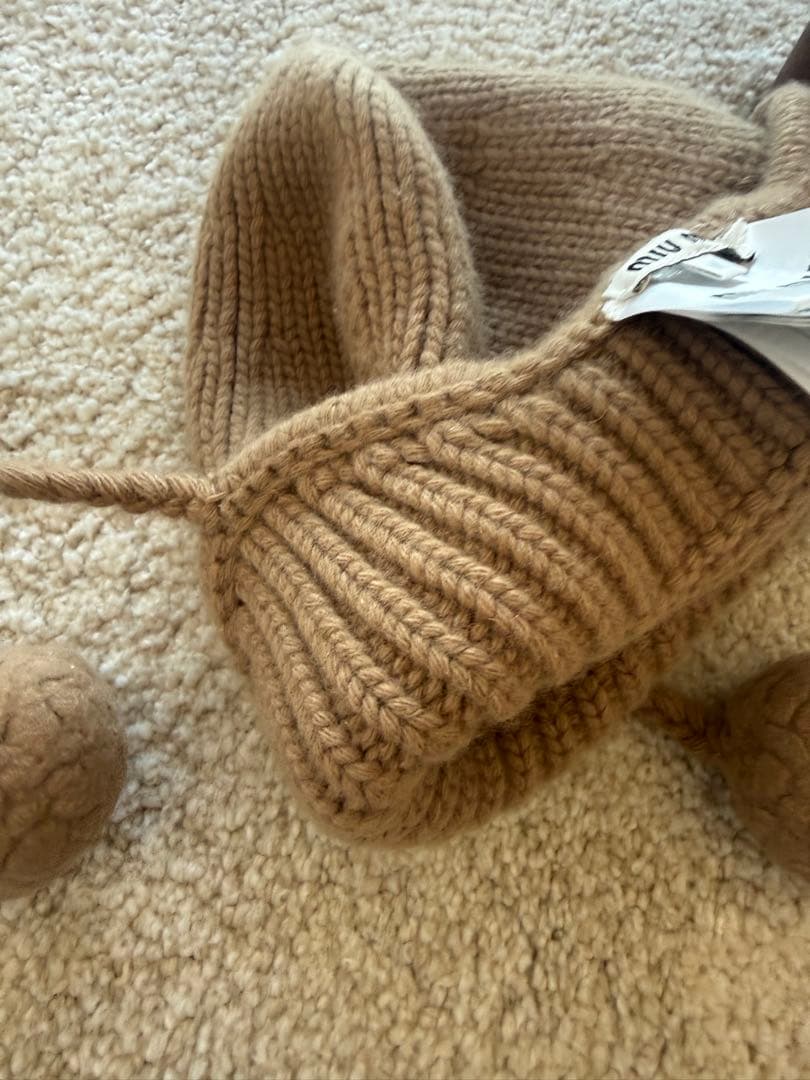 MIU MIU ベージュ ニット帽 ポンポン付き