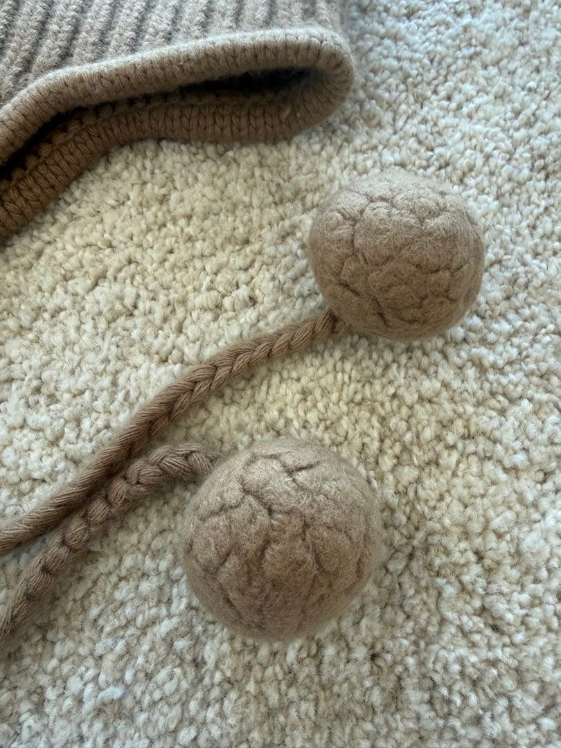 MIU MIU ベージュ ニット帽 ポンポン付き