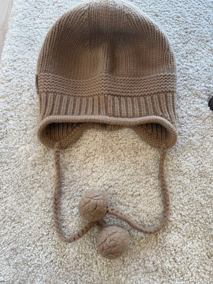 MIU MIU ベージュ ニット帽 ポンポン付き