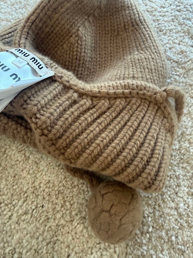 MIU MIU ベージュ ニット帽 ポンポン付き