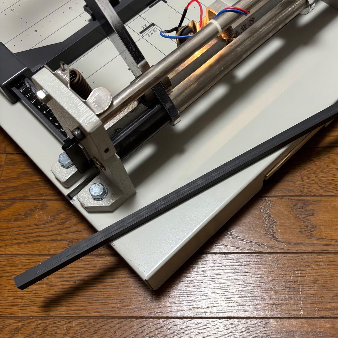 PLUS 手動断裁機　PK-513 動作品　カットライン点灯