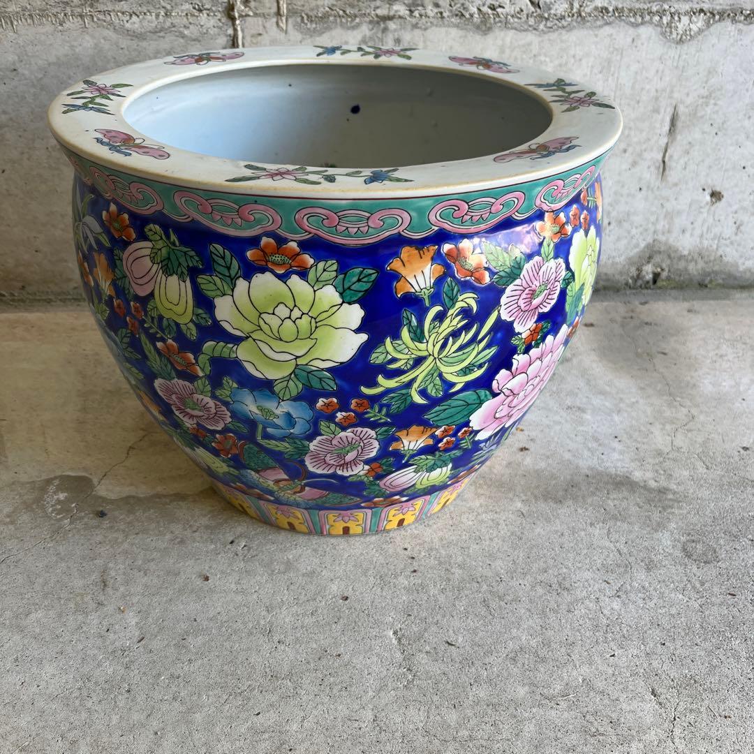 最終処伊万里金魚が泳ぐ絵柄十錦手火鉢大睡蓮鉢金魚鉢　カラフルな色合いと絵柄の良さ