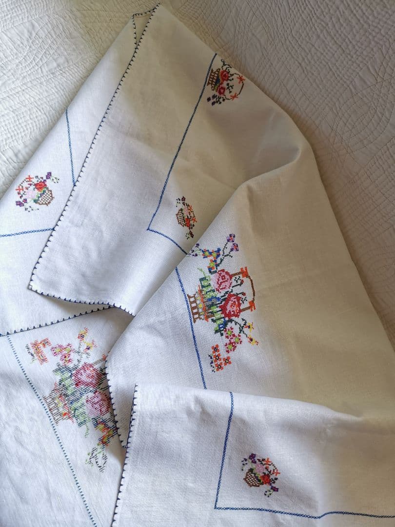 アンティーク英国手織リネン クロスステッチ薔薇花籠刺繍ニードルワーク 青枠クロス