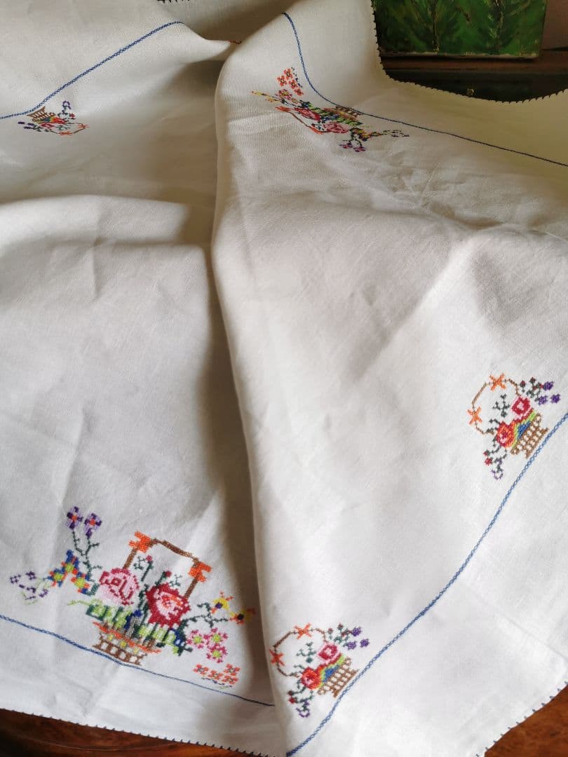 アンティーク英国手織リネン クロスステッチ薔薇花籠刺繍ニードルワーク 青枠クロス